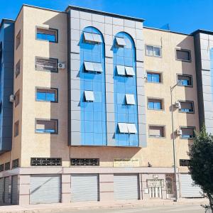 Una vista exterior de un edificio con vidrio azul. en Modern Flat in Khouribga, en Khouribga