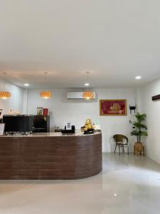 a lobby with a reception desk and a counter at Pun's Garden Home in Ban Sao Thong