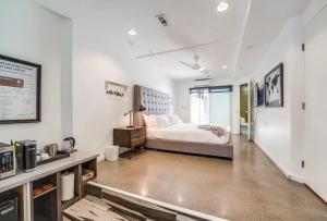 un dormitorio con una cama en una habitación en Kettner Row 1, en San Diego