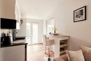 a living room with a desk and a computer at Elegant 3BD Holiday Home in Prime Location of Vienna in Vienna +11 photos