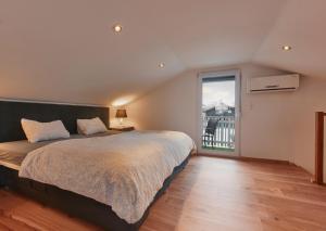 a bedroom with a large bed and a large window at Elegant 3BD Holiday Home in Prime Location of Vienna in Vienna