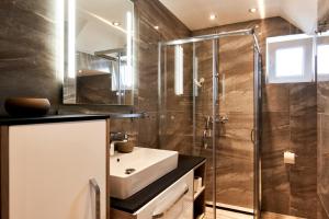 a bathroom with a sink and a shower at Elegant 3BD Holiday Home in Prime Location of Vienna in Vienna