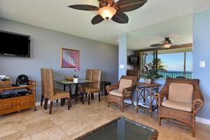 カハナにあるPaki Maui 207 · PM 207 BeachFront 1BD w Ocean Viewのテーブルと椅子とテレビのあるリビングルーム