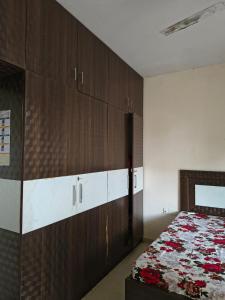 Una cama o camas en una habitación de Omaxe Cassia