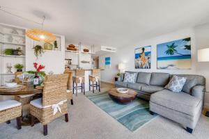 una sala de estar con un sofá y una mesa en Kaanapali Shores 725 · KS 725 2BD in BeachFront Resort w Ocean V, en Kahana