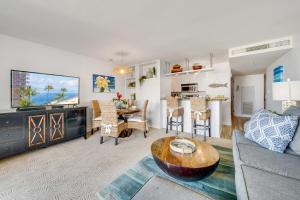 Μια τηλεόραση ή/και κέντρο ψυχαγωγίας στο Kaanapali Shores 725 · KS 725 2BD in BeachFront Resort w Ocean V