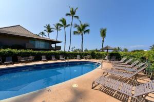 - une piscine avec des chaises longues et des palmiers dans l'établissement Eldorado K102 · EL K102 Relax Unwind Recharge 1BD w Pool AC, à Kahana