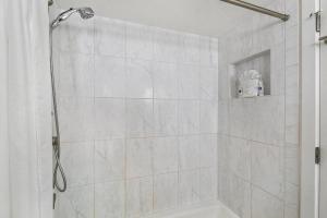 una ducha con puerta de cristal en un baño en Keawakapu 208 · KKP 208 Renovated Condo w AC Near Beach Shops, en Wailea 38 fotos más