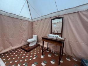 DhordoにあるRoyal rann Campのトイレと鏡を備えたテント内のバスルーム