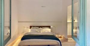 テラサにあるAccommodation in a 13th century Catalan farmhouseのベッドルーム1室(ガラス張りの大型ベッド1台付)