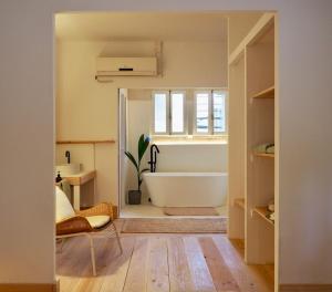 テラサにあるAccommodation in a 13th century Catalan farmhouseのバスタブと窓のあるバスルーム