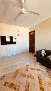 TV a/nebo společenská místnost v ubytování Nyota House