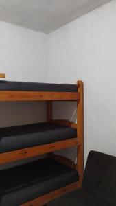 En eller flere køjesenge i et værelse på Recanto da Helo