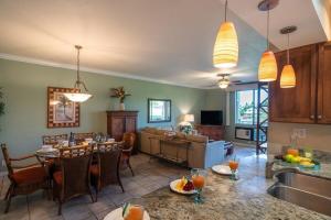 Una cocina y una sala de estar con una mesa y un sofá. en Grand Champions 179 · GC 179 Last Minute Deal at 3BD Wailea Cond, en Wailea