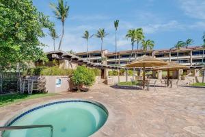 ラハイナにあるKaanapali Royal C202 · KRL C202 2BD on Kaanapali Golf Course w Pのリゾートのある建物の前のプール