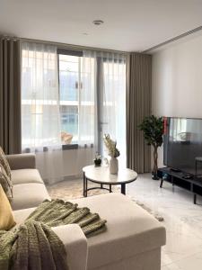 Ruang duduk di Stylish 2-bedroom Apartment With Jacuzzi