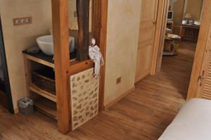 uma casa de banho com um lavatório num quarto em L'herbe des nuits... em Pleyben
