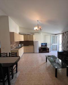 ゴーレムにあるFamily Apartment in Golemの広いリビングルーム(キッチン、テーブル付)