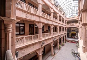 AyodhyaOmji Kathiya Mandir - 2km from Ram Temple的一座建筑的玻璃天花板图象 更多17张照片