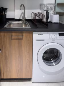 Dapur atau dapur kecil di Stylish 2-bedroom Apartment With Jacuzzi +9 gambar
