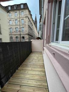 een houten loopbrug die naar een raam in een gebouw leidt bij Hyper Centre Studio Strasbourg Cathedral in Straatsburg