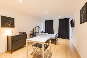 een slaapkamer met een bed, een bureau en een tafel bij Hyper Centre Studio Strasbourg Cathedral in Straatsburg