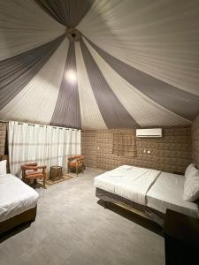 Ένα ή περισσότερα κρεβάτια σε δωμάτιο στο Bedouin Luxe Camp & Tour