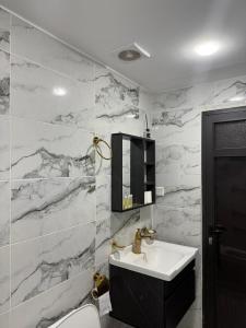 Ένα μπάνιο στο Bedouin Luxe Camp & Tour