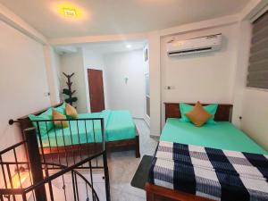 a bedroom with two beds in a room at ANTONIO TRANSIT KATUNAYAKE in Katunayake