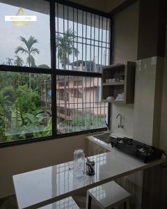 cocina con encimera y ventana grande en DuLeena Stays, en Dibrugarh 19 fotos más