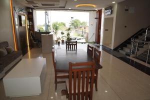 une salle à manger avec une table et des chaises dans l'établissement Hotel Vasudev- near Toran Gate, à Khātu