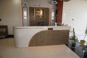 un hall d'entrée avec un comptoir et une chaise dans une pièce dans l'établissement Hotel Vasudev- near Toran Gate, à Khātu