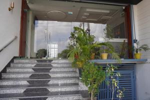 un escalier avec des plantes devant un bâtiment dans l'établissement Hotel Vasudev- near Toran Gate, à Khātu