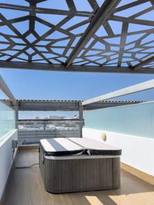 Balkoni atau teres di Stylish 2-bedroom Apartment With Jacuzzi