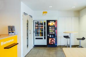 een koelkast met drankjes in een restaurant met een bar bij hotelF1 Bollène A7 in Bollène