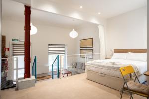 マドリードにあるPremium loft in the center of Madrid, Casa Garcíaの大きなベッドとバルコニーのある寝室