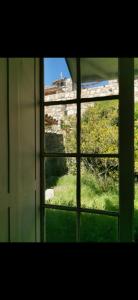 a window with a view of a field of grass at Departamento la candelaria in Algarrobo