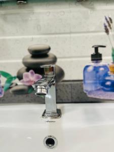 ディックウェラにあるThe Sandora Villaの白い洗面台の蛇口付き洗面台