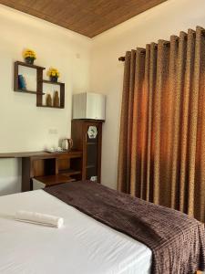 ディックウェラにあるThe Sandora Villaのベッドとカーテンのついた窓のある寝室