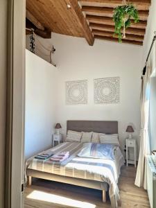 Postel nebo postele na pokoji v ubytování La Garitta - Villa tra Pisa e Livorno Free Parking AC near the Sea