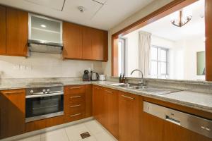 Una cocina o cocineta en Stylish 1BR in Downtown - 5 Min to Burj & Mall