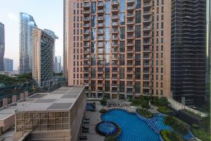 La alberca dentro o cerca de Stylish 1BR in Downtown - 5 Min to Burj & Mall