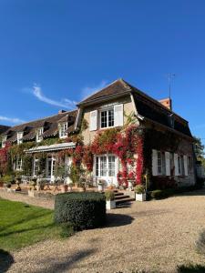 a house covered in ivy and flowers at Maison Angulus Ridet in Montcresson