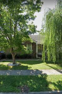 une maison avec un arbre dans la cour avant dans l'établissement The Coffee House, à Lexington