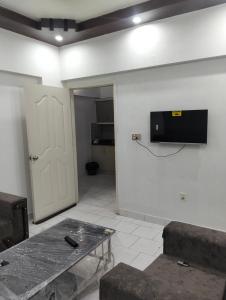 Телевизор и/или развлекательный центр в Beach Haven Guest house