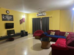 TV a/nebo společenská místnost v ubytování Raj 3bhk Villa Calangute