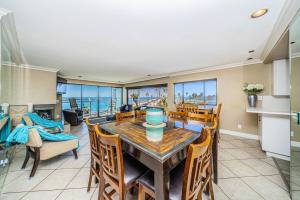 une cuisine et une salle à manger avec une table et des chaises dans l'établissement Ocean Vista Penthouse 2, à San Diego