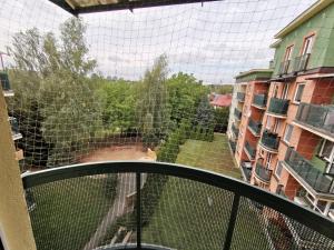 Dwa poziomy Wrocławska في بياويستوك: شرفة مطلة على ساحة