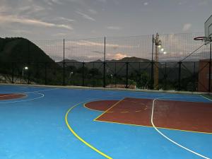 a basketball court with a basketball hoop at Apartamento en clima caliente in Apulo
