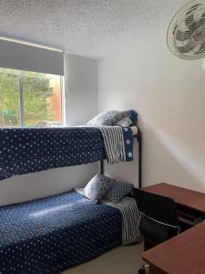a room with two bunk beds and a table at Apartamento en clima caliente in Apulo